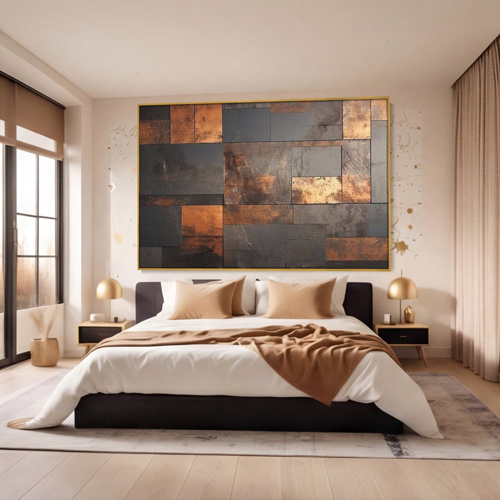 Tablou canvas cu tablou canvas cu placi geometrice metalice, in rama de aluminiu auriu, pe perete intr-un dormitor